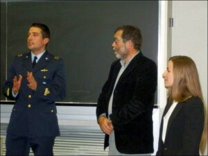 Il Ten Alemanno illustra alla platea il contenuto del lavoro di tesi