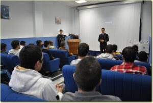 Il-Tenente-Di-Belardino-con-gli-studenti-durante-il-briefing-iniziale