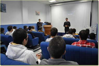 Il-Tenente-Di-Belardino-con-gli-studenti-durante-il-briefing-iniziale