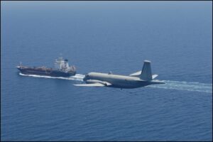 Il Velivolo Atlantic sorvola una nave durante addestramento