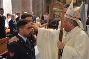 Il Vescovo di Caserta impartisce il sacramento ad un frequentatore