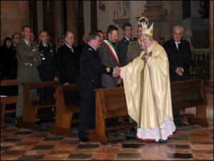 Il Vescovo saluta il Col Poni Comandante del 3 Stormo