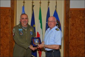 Il Vice Comandante del COA consenga il crest al Gen Draghi