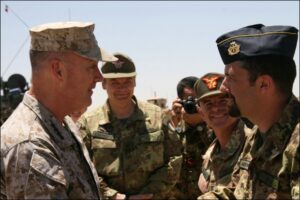 Il gen Dunford saluta il col Vitali Dietro al centro il gen Gamba
