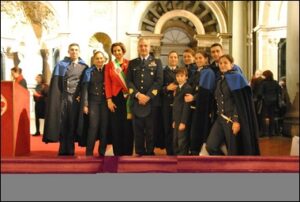 Il-gruppo-dei-vincitori-con-l-Assessore-Di-Giorgi-e-la-mascotte-del-Corso