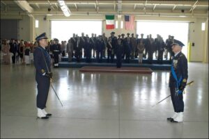 Il momento del passaggio di consegne tra i due Comandanti uscente ed entrante