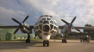 aereo militare su terraferma