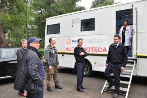 Il personale della base in attesa della donazione