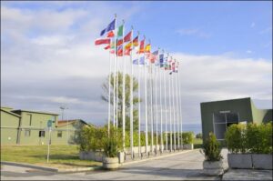 Il-piazzale-delle-bandiere-dei-paesi-presenti-al-DACCC-