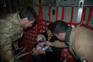 Il piccolo Said a bordo del C130 J tra le braccia del padre e lo sguardo dei militari italiani