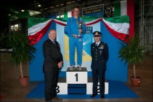 Il-rappresentante-del-Corso-vincitore-sul-podio