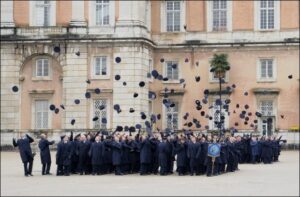 foto di gruppo del lancio del cappello tra neurolaureati