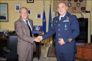 Il sindaco di Ancona riceve il crest della SLEAM dal Col Contristano