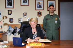 Il sottosegretario di stato della difesa polacco firma l albo donore