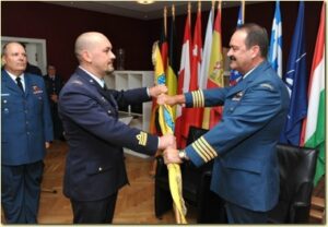 Il tenente colonnello Candian riceve la bandiera del Gruppo dal colonnello Backstrom