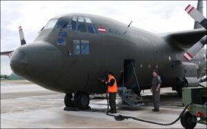 Il velivolo C 130 Hercules dellAAF giunto a Brindisi1
