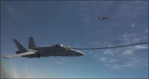 Il-velivolo-F18-spagnolo-durante-il-rifornimento-in-volo-dal-tanker-KC767A