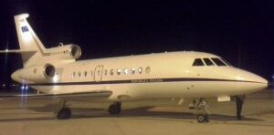Il-velivolo-Falcon-900-del-31-Stormo-di-Ciampino-sullaeroporto-di-Brindisi