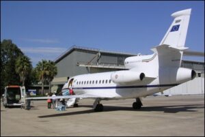 Velivolo-Falcon-900 durante-imbarco-della-paziente-ad-Elmas