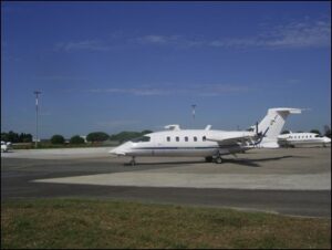 Il-velivolo-P-180-Avanti-del-14-Stormo-in-fase-di-rullaggio-sulla-pista-di-Pratica-di-Mare