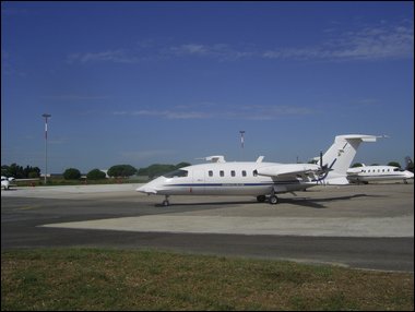 Il-velivolo-P-180-Avanti-del-14-Stormo-in-fase-di-rullaggio-sulla-pista-di-Pratica-di-Mare
