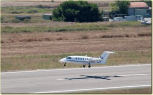 Il velivolo P.180 Avanti del 71 Gruppo Volo del 14 Stormo durante il decollo