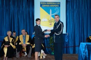 Il. col. Moreira de Oliveira consegna il premio in regime di reciprocità