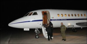 Imbarco-del-paziente-e-del-familiare-a-bordo-del-Falcon-900-Easy2