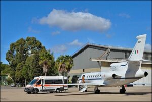 Imbarco-del-paziente-sul-velivolo-Falcon-50-1