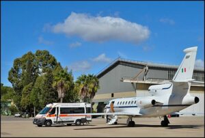 Imbarco del paziente sul velivolo Falcon50