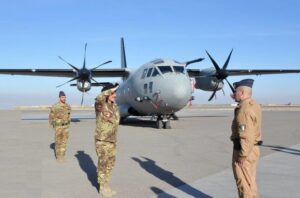saluto militare di fronte aeromobile in pista