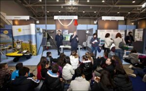 personale AM in stand "servizio metereologico dell'AM" parla a scolaresca