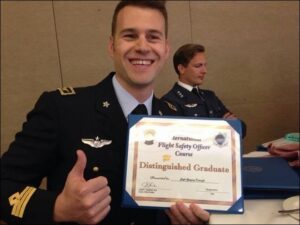 personale AM regge targa "Flight Safety Officer Course - distinguished Graduate"