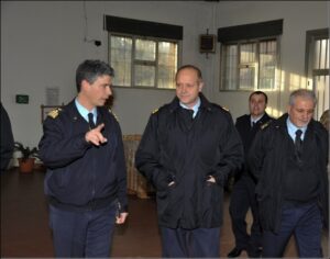Personale AM cammina e uno di loro indica qualcosa con il dito