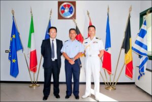 foto ufficiale davanti le bandiere