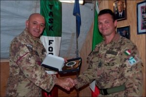 stretta di mano tra militari