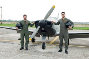 piloti accanto un aereo