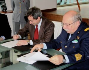 L'Ing. Patrono ed il Gen. Tosi firmano l'accordo