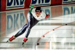 atleta che pattina sul ghiaccio