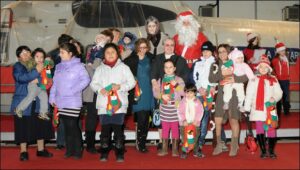 La Befana e Babbo Natale insieme ad alcuni bambini