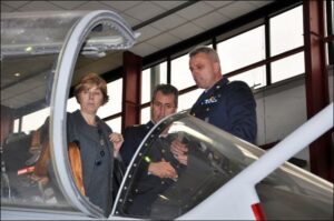La-Dott.ssa-Marrosu-visita-un-velivolo-AMX