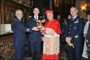 La consegna del simbolo di Corso al Card Piacenza dal Gen Baldi e dal Capocorso