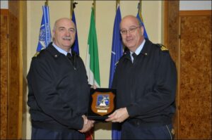 La consegna del tradizionale crest