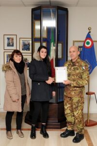 La-consegna-dellattestato-da-parte-del-Col.-Frare