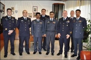 Foto di gruppo La-delegazione-nellufficio-del-Comandante-RACSA