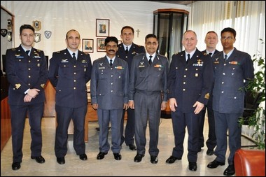 Foto di gruppo La-delegazione-nellufficio-del-Comandante-RACSA