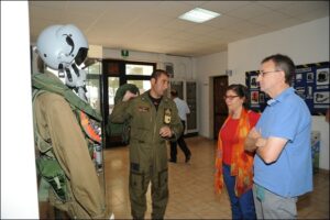 La-delegazione-visita-la-sala-equipaggiamento