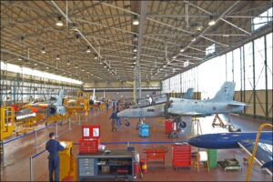La manutenzione ai velivoli MB 339 in hangar