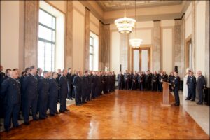 La sala degli eroi con il personale schierato durante allocuzione del Comandante Logistico