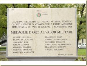 La stele commemorativa in Piazza Guardia Milano